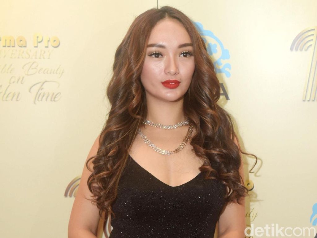 Punya Pacar Lebih Tua, Zaskia Gotik Cari Suami Mapan Punya Pacar Lebih Tua, Zaskia Gotik Cari Suami Mapan
