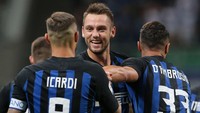 De Vrij merayakan golnya bersama rekan-rekannya. Sementara itu, meski tak mencetak gol, Mauro Icardi menyumbang assist untuk gol Perisic. Foto: Emilio Andreoli/Getty Images