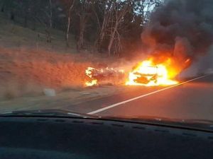 Mobil Terbakar Hebat di NSW Setelah Menabrak Kanguru Mobil Terbakar Hebat di NSW Setelah Menabrak Kanguru