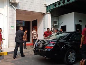 Jokowi Jenguk BJ Habibie di RSPAD Gatot Subroto