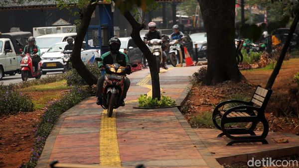Nggak Ada Kapoknya! Pemotor Nekat Terobos Jalur Pejalan Kaki