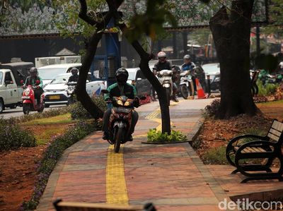 Nggak Ada Kapoknya! Pemotor Nekat Terobos Jalur Pejalan Kaki