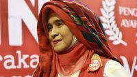 Tren Hijab Silih Berganti, Ini Gaya Neno Warisman yang Tak Berubah