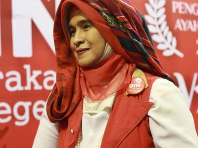 Tren Hijab Silih Berganti, Ini Gaya Neno Warisman yang Tak Berubah