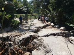 Jalan di Banjarnegara Longsor, Petani Salak Bingung Bawa Hasil Panen