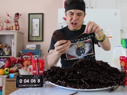 Wow! Begini Aksi Matt Stonie Saat Coba Melahap 1.620 Pocky