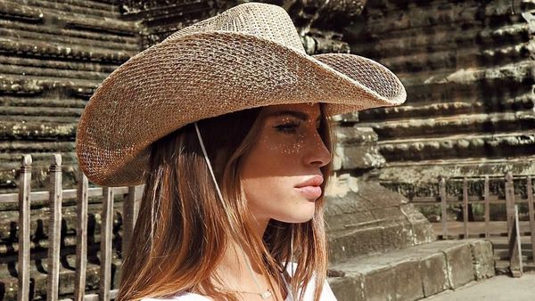 Gaya Selebgram Cantik yang Cetak Komentar Nyinyir Netizen di Tisu Toilet