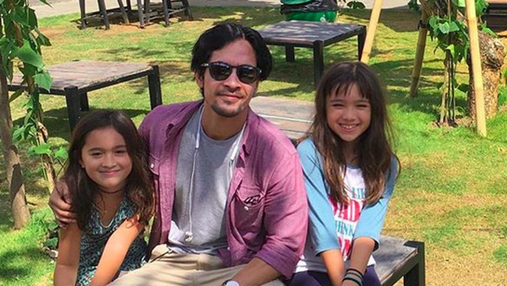 Kebapakan Banget! Saat Edward Akbar Main Bareng Anak-anak Kebapakan Banget! Saat Edward Akbar Main Bareng Anak-anak