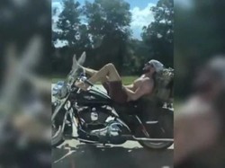 Santai Banget, Pria Ini Tiduran di Moge yang Berjalan