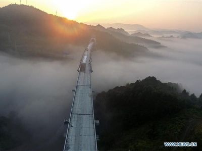 China Bangun Jembatan di Atas Awan