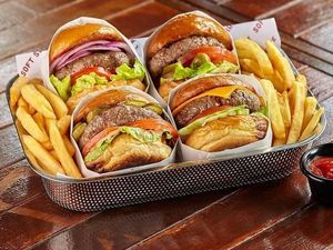 Ke Singapura? Jangan Lupa Cicipi 9 Burger Lezat dan Juicy Ini