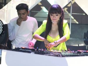 Disebut DJ Paling Seksi, Ini Penampilan Dinar Candy saat Nge-DJ