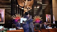 Momen Sandiaga Peluk Anies Saat Pamit dari Wagub DKI