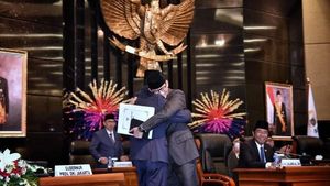 Momen Sandiaga Peluk Anies Saat Pamit dari Wagub DKI