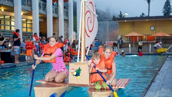 Foto: Balapan Pakai Perahu Kardus yang Bikin Heboh