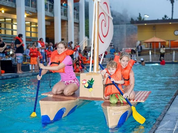 Foto: Balapan Pakai Perahu Kardus yang Bikin Heboh