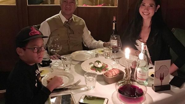 Potret Cantik Loemongga, Istri Menteri Sosial Baru yang Hobi Ngopi