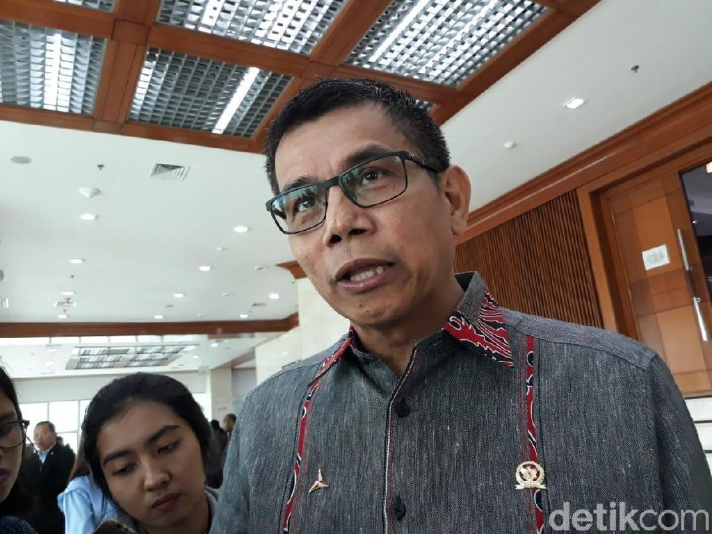 Anggota Komisi III Demokrat Dukung Pemecatan Polisi Gay di Jateng Anggota Komisi III Demokrat Dukung Pemecatan Polisi Gay di Jateng