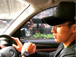 Duh Ganteng Banget! Ini Gaya Jonatan Christie di Mobil Mewah