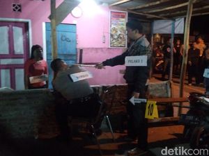 Warga Tonton Prarekonstruksi Polisi Cirebon Diserang OTK