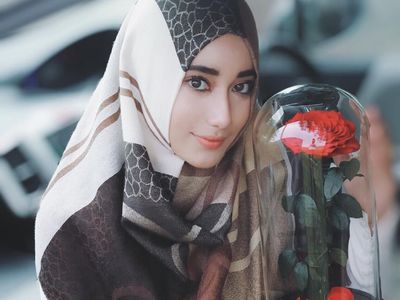 Inspirasi Gaya Hijab Menutup Dada Ala Syaira, Putri Cindy Fatika Sari