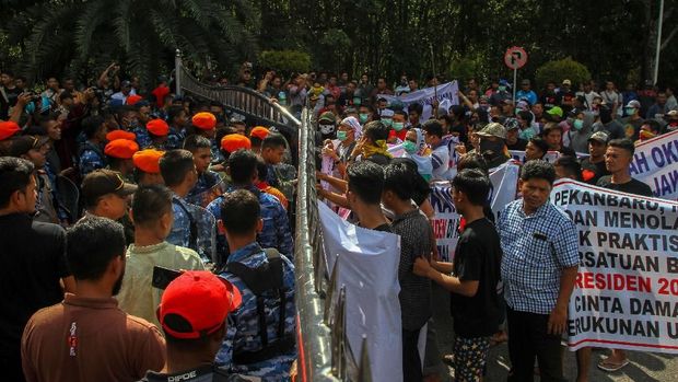 Perang Kata-kata dan Pelukan 'Damai' Jokowi-Prabowo 