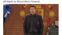 Setelan serba hitam manajer Tottenham Mauricio Pochettino seperti akan datang ke pemakaman. Ya, pemakaman MU. Foto: Twitter