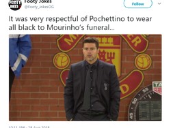 Setelan serba hitam manajer Tottenham Mauricio Pochettino seperti akan datang ke pemakaman. Ya, pemakaman MU. Foto: Twitter