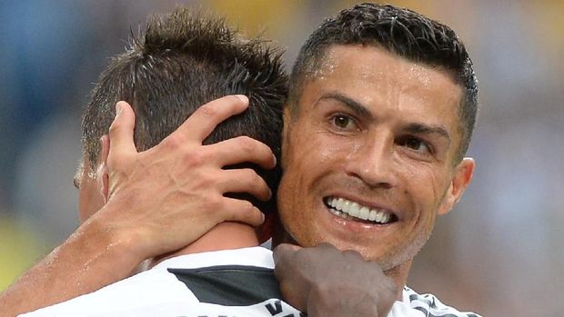 Cristiano Ronaldo memeluk Mario Mandzukic ketika Juventus mengalahkan Lazio 2-0.