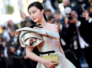 Putus dari Tunangan, Fan Bingbing Jual Boneka Pemberian Mantan Rp 80 Juta Putus dari Tunangan, Fan Bingbing Jual Boneka Pemberian Mantan Rp 80 Juta