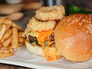 Makan Malam Istimewa Pakai Burger Wagyu yang Gurih Juicy