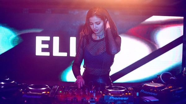 Terpikat Pesona Elly, DJ Seksi yang Bikin Hati Pria Deg-degan