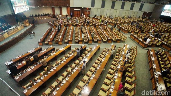 Deretan Kursi Kosong di Paripurna DPR