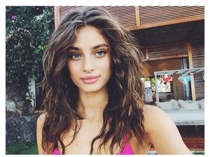 Gaya Liburannya Taylor Hill, Si Model Victoria Secret