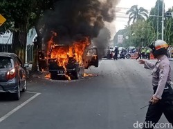 Mobil Terbakar di Jombang, Satu Keluarga Selamat