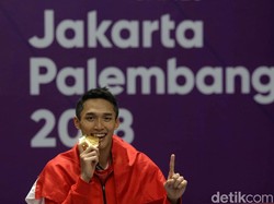 Kenapa Atlet Menggigit Medali yang Mereka Menangi?