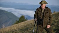 Gaya Macho Putin Saat Mendaki Gunung Siberia