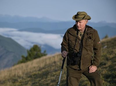 Gaya Macho Putin Saat Mendaki Gunung Siberia