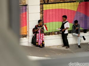 Petak Umpet Pedagang Pernak-pernik Asian Games