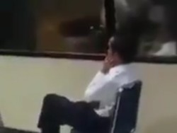 Ketika Jokowi Nobar Pertandingan Sepakbola Asian Games di Pos Polisi