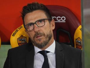 Gemas dengan Performa Roma, Di Francesco Pukul Dinding Bench Hingga Cedera Gemas dengan Performa Roma, Di Francesco Pukul Dinding Bench Hingga Cedera