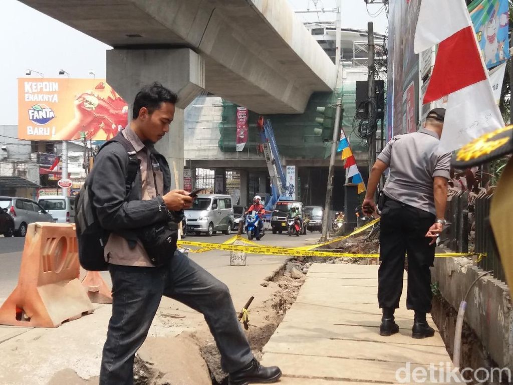 Lokasi Munculnya Gelembung Air dan Gas Dipasang Garis Polisi Lokasi Munculnya Gelembung Air dan Gas Dipasang Garis Polisi