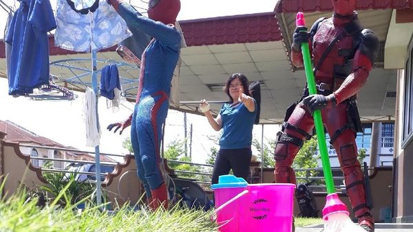 Aksi Superhero Mainan Saat Bersantai di Rumah