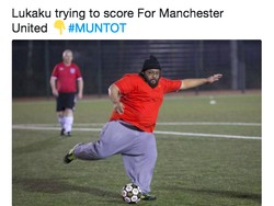 Olok-olok juga ditujukan pada striker MU Romelu Lukaku usai gagal menyelesaikan peluang mudah semalam. Foto: istimewa
