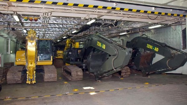 KRI Banjarmasin Angkut Alat Berat Zeni TNI ke Lombok