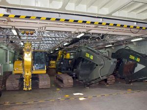 KRI Banjarmasin Angkut Alat Berat Zeni TNI ke Lombok