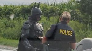 Duh! Batman Ditilang Polisi?