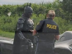 Duh! Batman Ditilang Polisi?