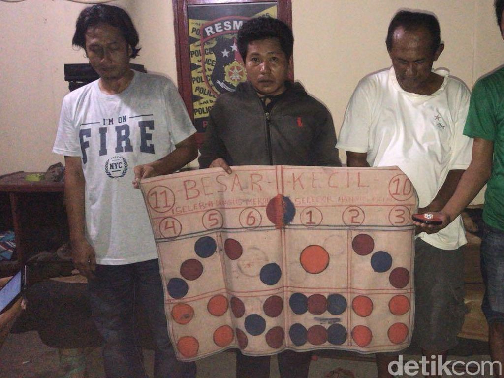 Gelar Judi Sabung Ayam dan Dadu, 4 Warga Makassar Diciduk Polisi Gelar Judi Sabung Ayam dan Dadu, 4 Warga Makassar Diciduk Polisi