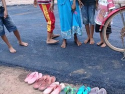 Viral Foto Anak-anak Lepas Sandal dan Main di Jalan Aspal Baru